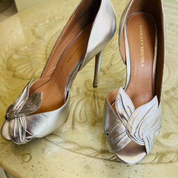 NEW! Badgley Mischka silver shoes, New - Picture 3 of 7
